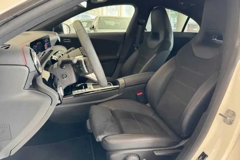 Mercedes-Benz CLA 200 din 2024 cu 12.000 km - oferta MER180898 - foto 11