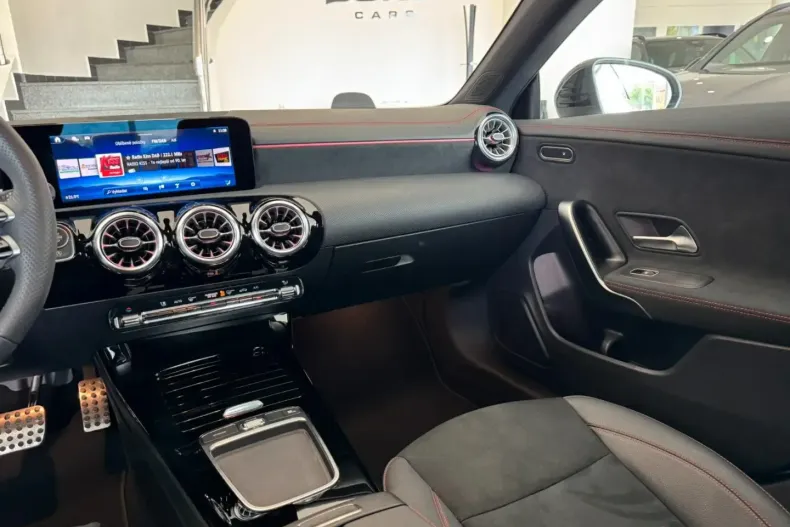 Mercedes-Benz CLA 200 din 2024 cu 12.000 km - oferta MER180898 - foto 13