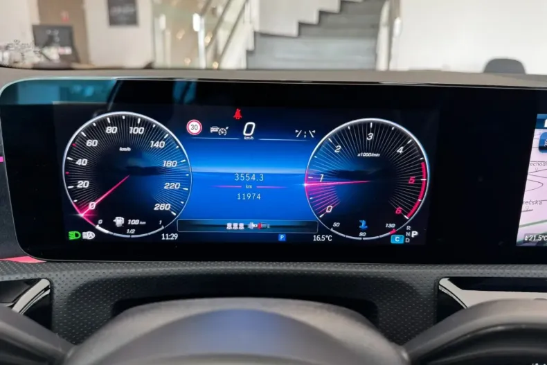 Mercedes-Benz CLA 200 din 2024 cu 12.000 km - oferta MER180898 - foto 18