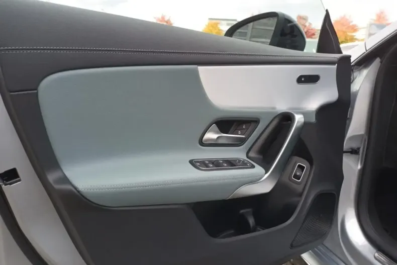 Mercedes-Benz CLA 200 din 2024 cu 17.100 km - oferta MER180907 - foto 15