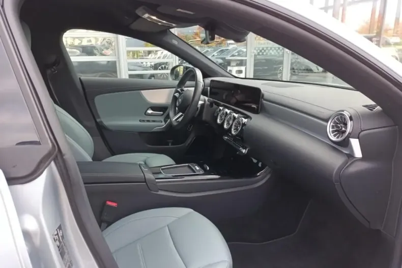 Mercedes-Benz CLA 200 din 2024 cu 17.100 km - oferta MER180907 - foto 19