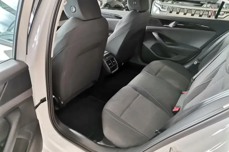 Volkswagen Passat Variant din 2024 cu 46.660 km - oferta VOL181188 - foto 9