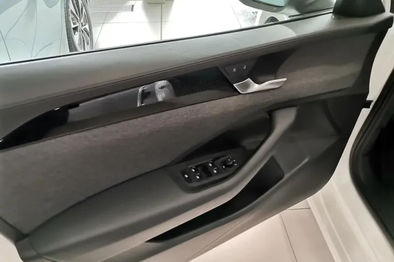 Volkswagen Passat Variant din 2024 cu 46.660 km - oferta VOL181188 - foto 19