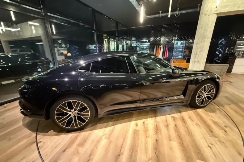 Porsche Taycan din 2021 cu 62.448 km - oferta POR181221 - foto 10