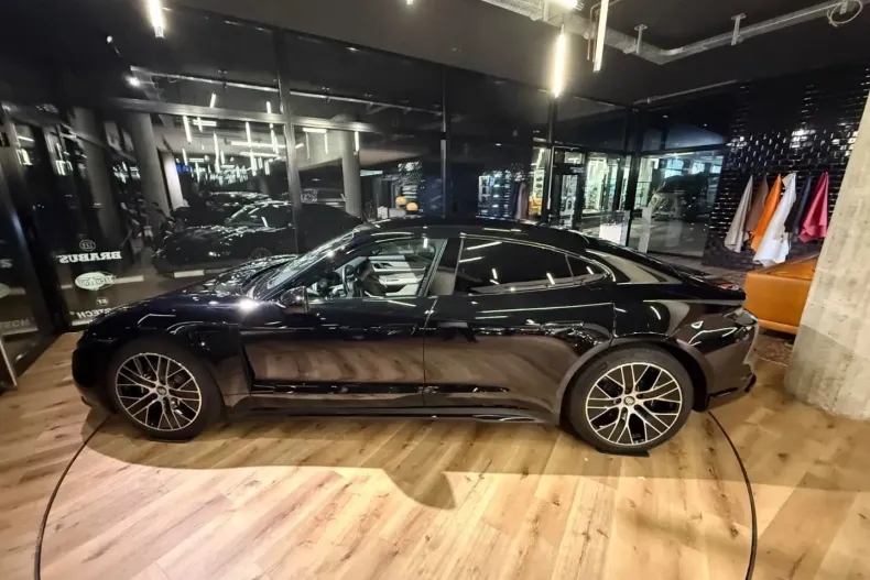 Porsche Taycan din 2021 cu 62.448 km - oferta POR181221 - foto 12