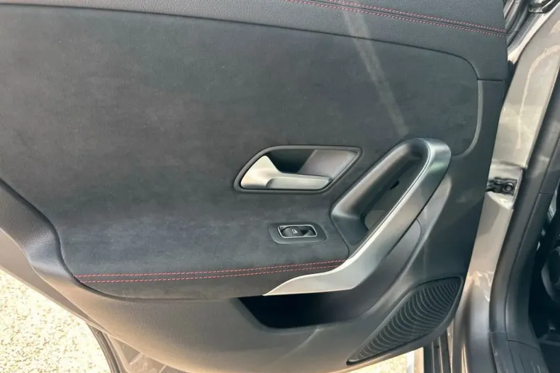 Mercedes-Benz CLA 200 din 2024 cu 27.290 km - oferta MER181231 - foto 9