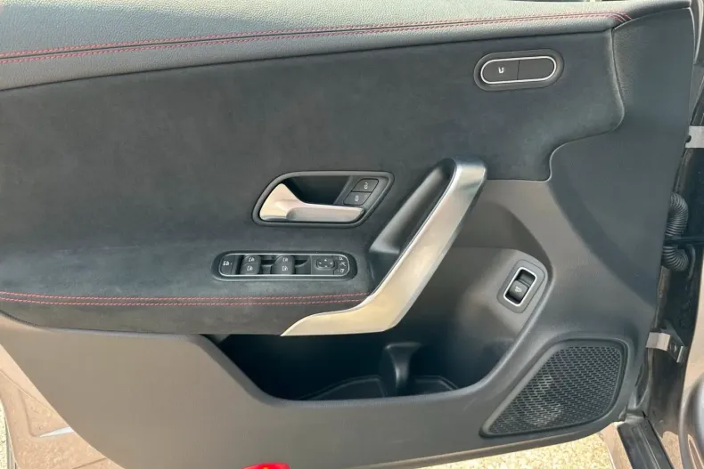 Mercedes-Benz CLA 200 din 2024 cu 27.290 km - oferta MER181231 - foto 14