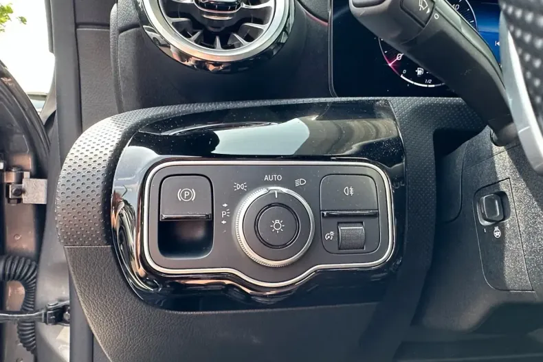 Mercedes-Benz CLA 200 din 2024 cu 27.290 km - oferta MER181231 - foto 15