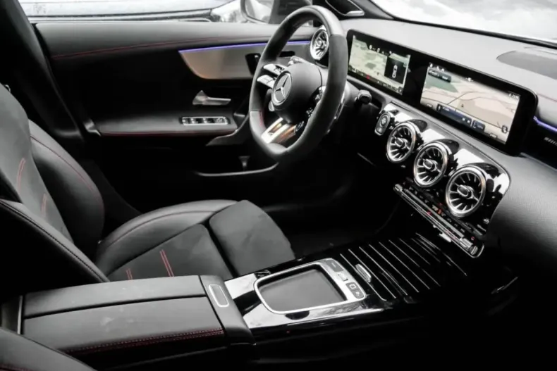 Mercedes-Benz CLA 45 AMG (Clasa CLA) din 2025 cu 3.888 km - oferta MER181470 - foto 3