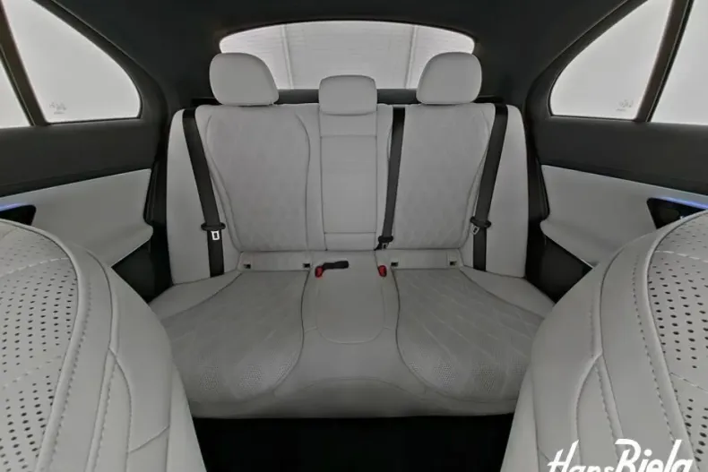 Mercedes-Benz E 400 (Clasa E) din 2023 cu 6.880 km - oferta MER181520 - foto 8