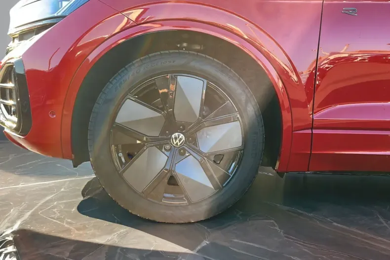 Volkswagen Touareg din 2025 cu 41.982 km - oferta VOL181606 - foto 3