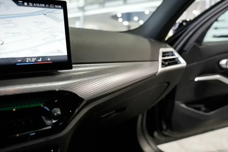 BMW 320 (Seria 3) din 2025 cu 6.111 km - oferta BMW181739 - foto 17