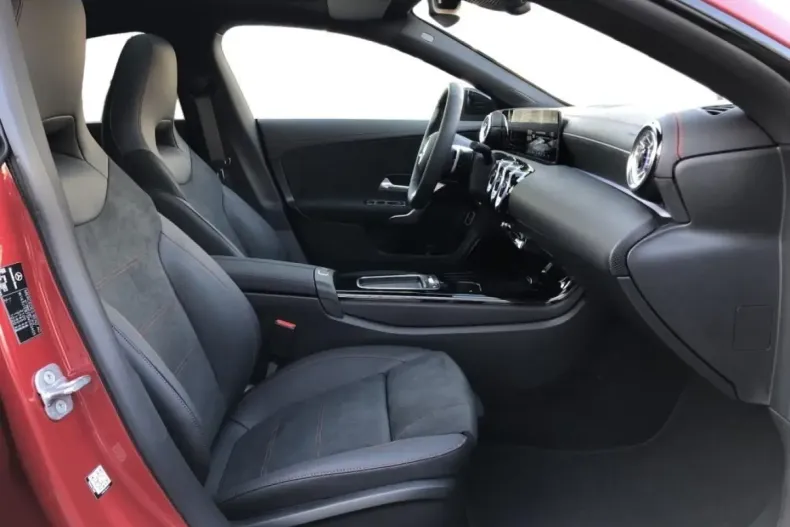 Mercedes-Benz CLA 220 (Clasa CLA) din 2025 cu 11.168 km - oferta MER181750 - foto 3