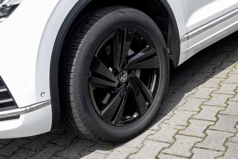 Volkswagen Touareg din 2022 cu 60.333 km - oferta VOL181868 - foto 1