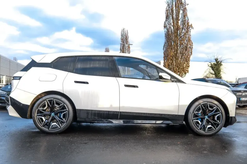 BMW iX (Seria i) din 2023 cu 51.215 km - oferta BMW182234 - foto 3