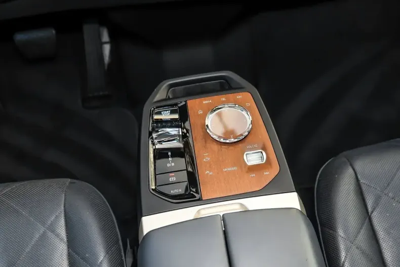 BMW iX (Seria i) din 2023 cu 51.215 km - oferta BMW182234 - foto 18