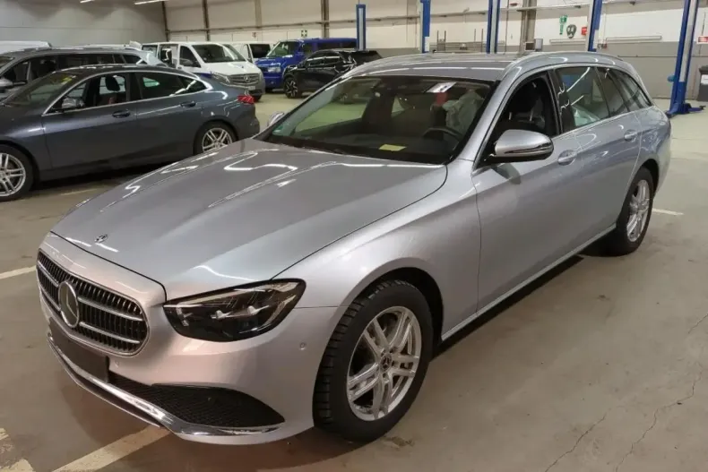 Mercedes-Benz E 220 (Clasa E) din 2023 cu 47.729 km - oferta MER182256 - foto 1