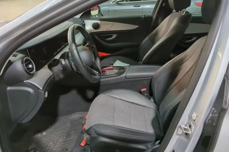 Mercedes-Benz E 220 (Clasa E) din 2023 cu 47.729 km - oferta MER182256 - foto 4