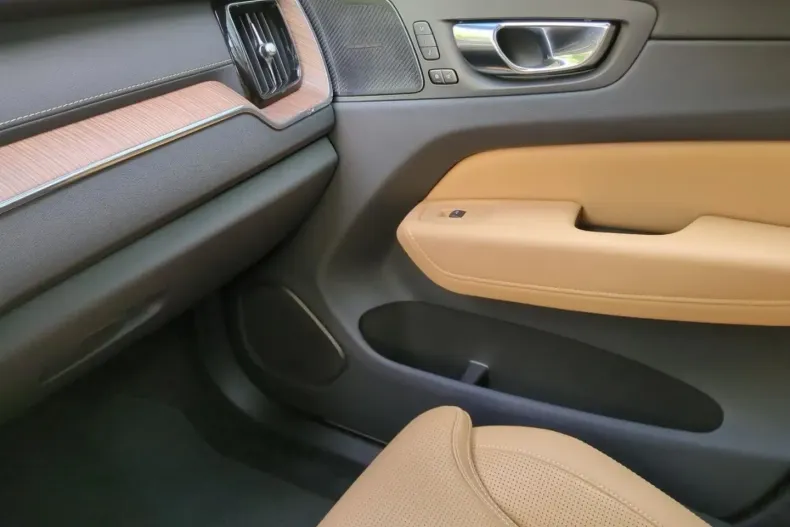 Volvo XC60 din 2022 cu 27.000 km - oferta VOL182304 - foto 19