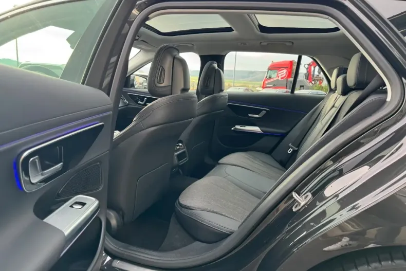 Mercedes-Benz E 300 (Clasa E) din 2025 cu 8.596 km - oferta MER182318 - foto 11