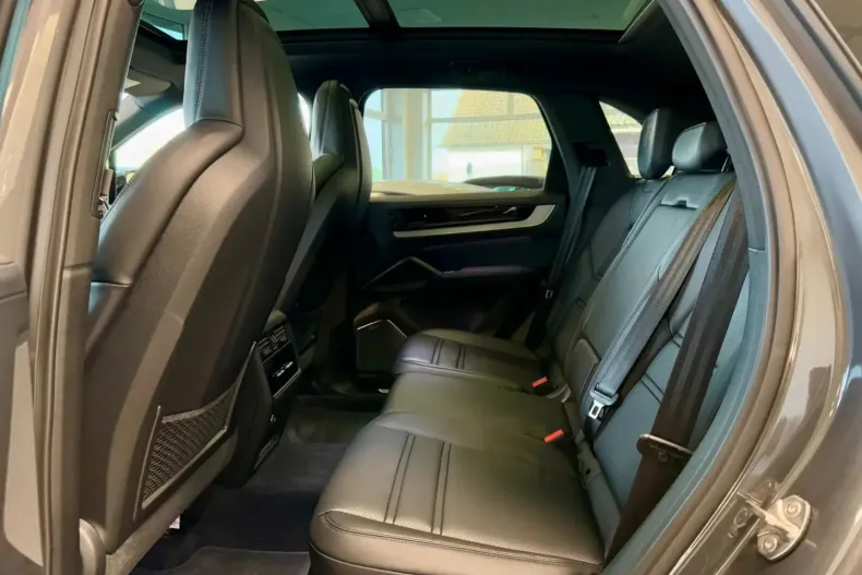 Porsche Cayenne din 2023 cu 29.987 km - oferta POR182322 - foto 9