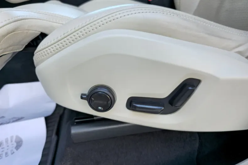 Volvo XC90 din 2023 cu 51.085 km - oferta VOL182628 - foto 19