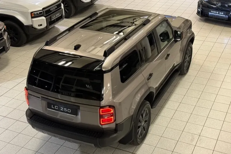 Toyota Land Cruiser din 2025 cu 4.080 km - oferta TOY182859 - foto 8