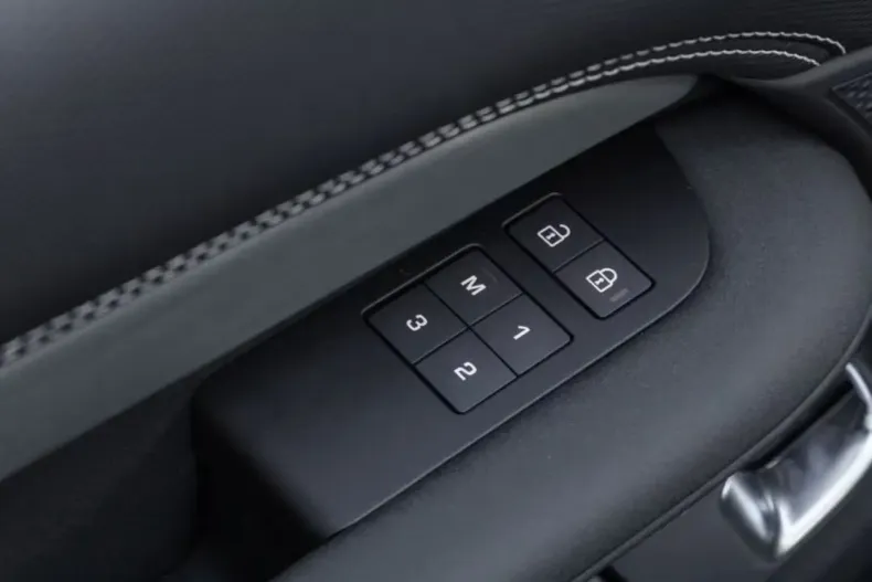 Land Rover Discovery din 2025 cu 7.620 km - oferta LAN182905 - foto 13