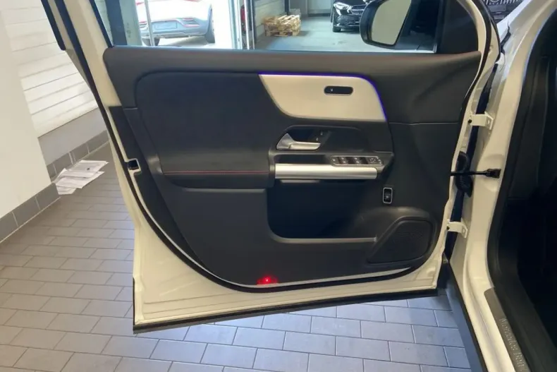 Mercedes-Benz GLA 180 (Clasa GLA) din 2024 cu 13.994 km - oferta MER182982 - foto 11