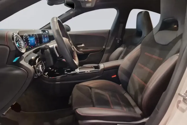 Mercedes-Benz CLA 200 (Clasa CLA) din 2024 cu 11.342 km - oferta MER182992 - foto 7