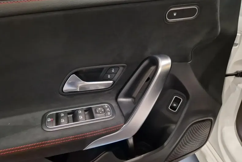 Mercedes-Benz CLA 200 (Clasa CLA) din 2024 cu 11.342 km - oferta MER182992 - foto 13