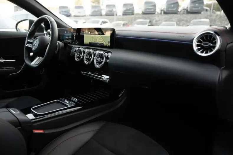 Mercedes-Benz CLA 200 (Clasa CLA) din 2024 cu 16.926 km - oferta MER182993 - foto 2