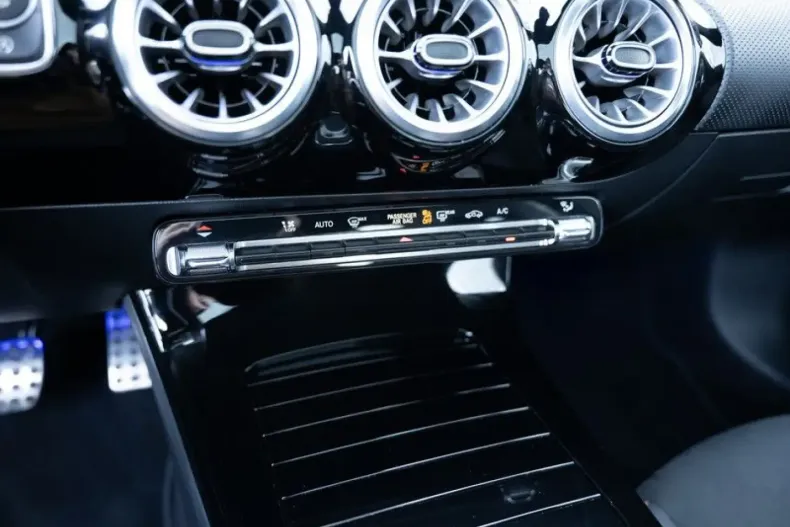 Mercedes-Benz CLA 200 (Clasa CLA) din 2024 cu 16.926 km - oferta MER182993 - foto 13