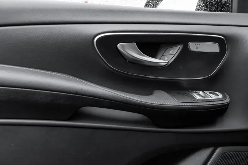 Mercedes-Benz V 300 (Clasa V) din 2023 cu 40.532 km - oferta MER183068 - foto 13