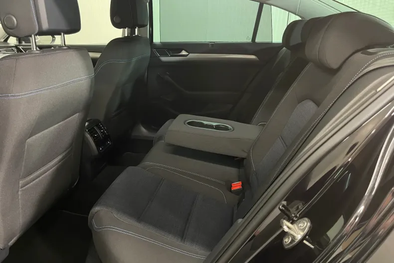 Volkswagen Passat din 2021 cu 71.438 km - oferta VOL183117 - foto 12