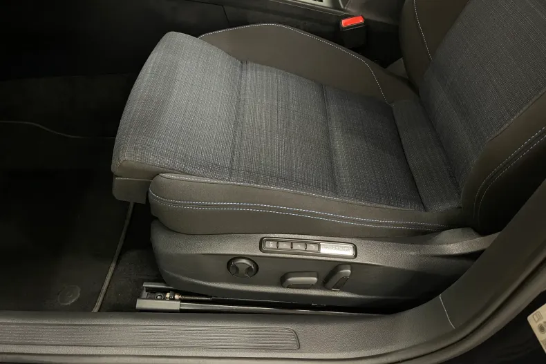 Volkswagen Passat din 2021 cu 71.438 km - oferta VOL183117 - foto 27