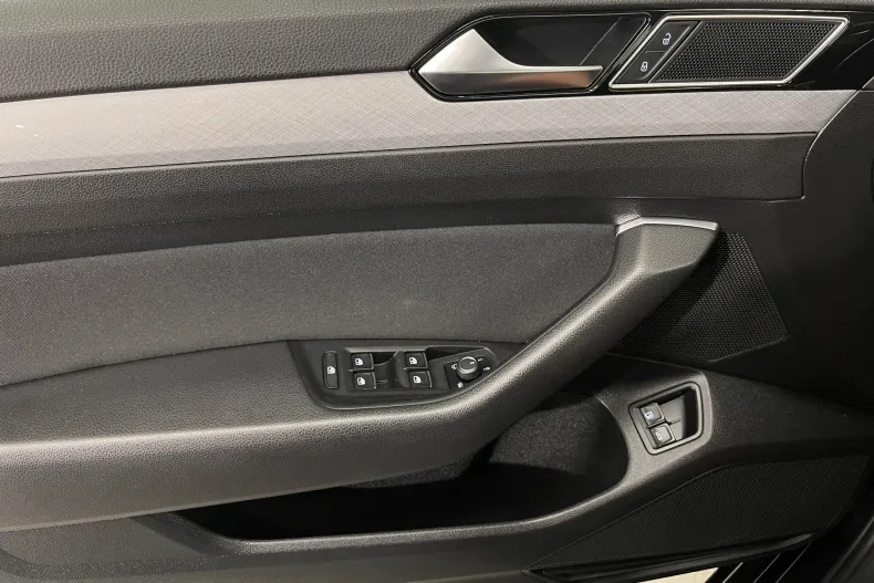 Volkswagen Passat din 2021 cu 71.438 km - oferta VOL183117 - foto 30