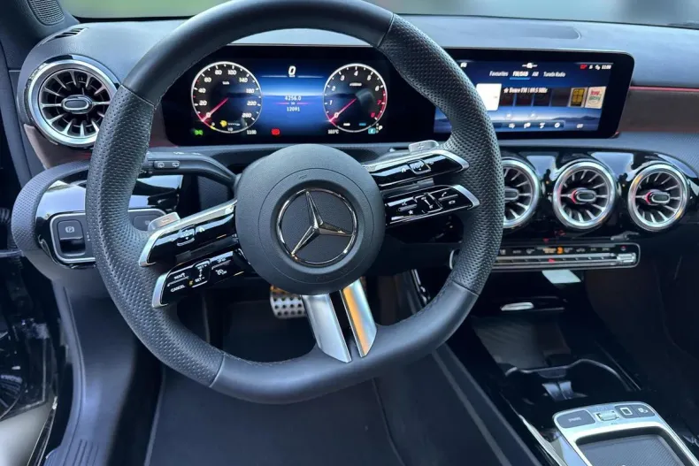 Mercedes-Benz A 200 (Clasa A) din 2024 cu 12.090 km - oferta MER183225 - foto 14