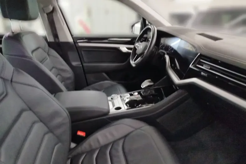 Volkswagen Touareg din 2022 cu 66.761 km - oferta VOL183684 - foto 6