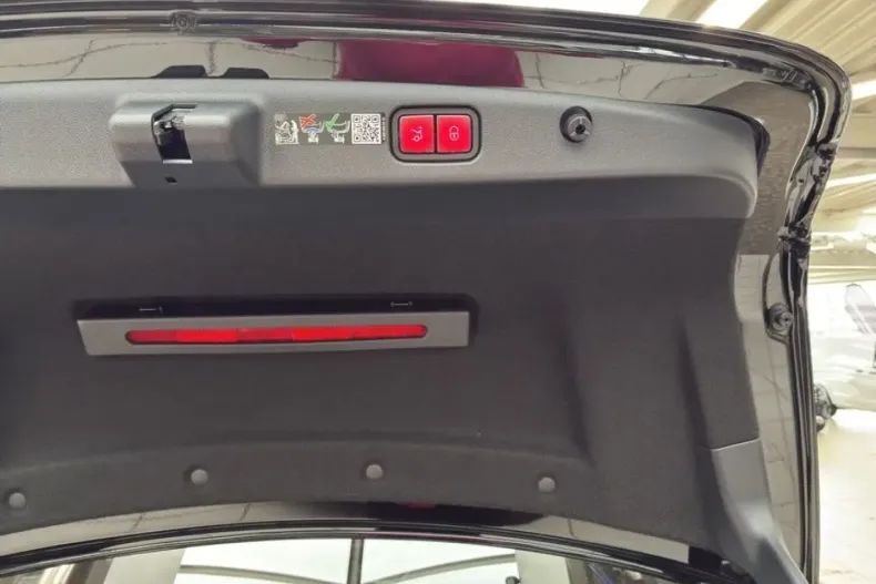 Mercedes-Benz E 200 (Clasa E) din 2025 cu 9.037 km - oferta MER183686 - foto 20