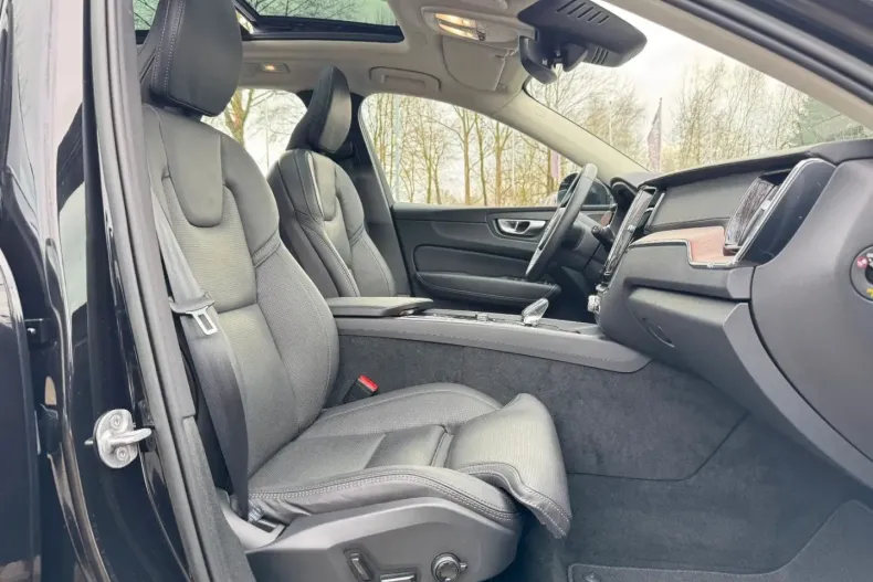 Volvo XC60 din 2023 cu 44.900 km - oferta VOL183693 - foto 8