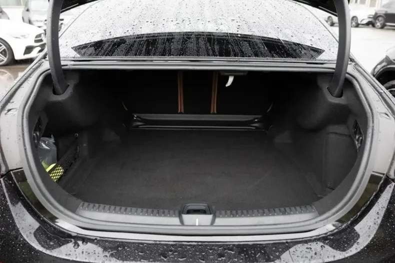 Mercedes-Benz E 200 (Clasa E) din 2025 cu 11.449 km - oferta MER183696 - foto 6