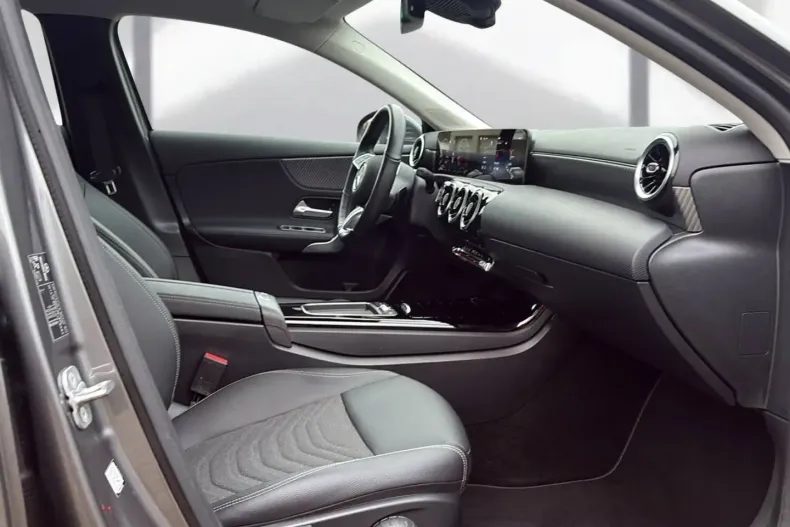 Mercedes-Benz A 180 (Clasa A) din 2024 cu 14.400 km - oferta MER183726 - foto 26