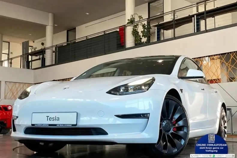 Tesla Model 3 din 2022 cu 64.505 km - oferta TES183749 - foto 1