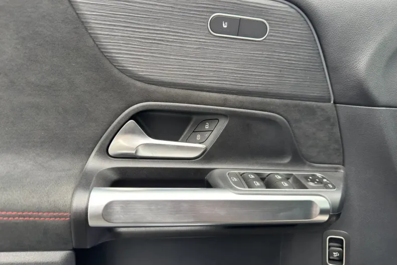 Mercedes-Benz GLB 250 (Clasa GLB) din 2024 cu 6.890 km - oferta MER183751 - foto 12