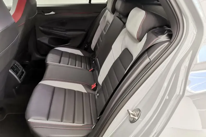 Volkswagen Golf din 2024 cu 19.990 km - oferta VOL183850 - foto 24