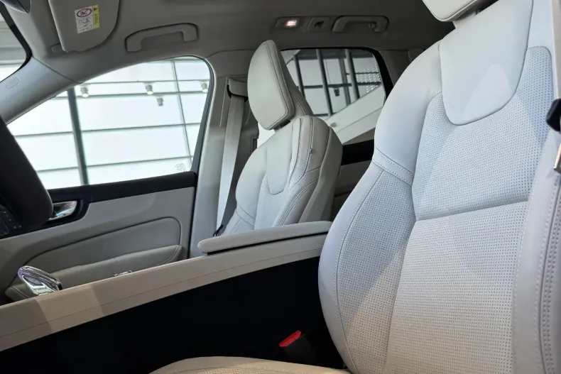 Volvo XC60 din 2025 cu 4.000 km - oferta VOL184067 - foto 13