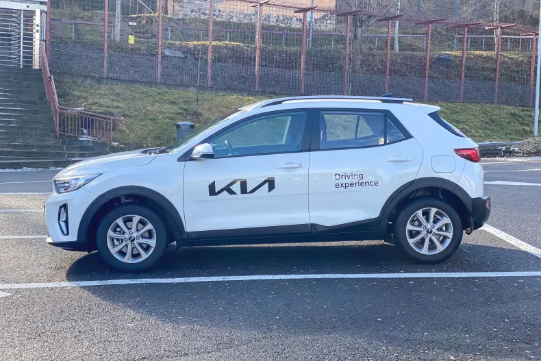 Kia Stonic din 2024 cu 5.500 km - oferta KIA184117 - foto 4