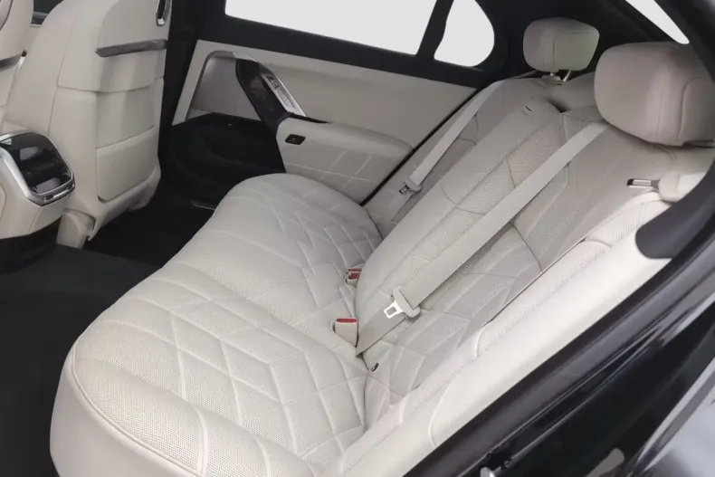 BMW 740 (Seria 7) din 2024 cu 20.304 km - oferta BMW184768 - foto 9