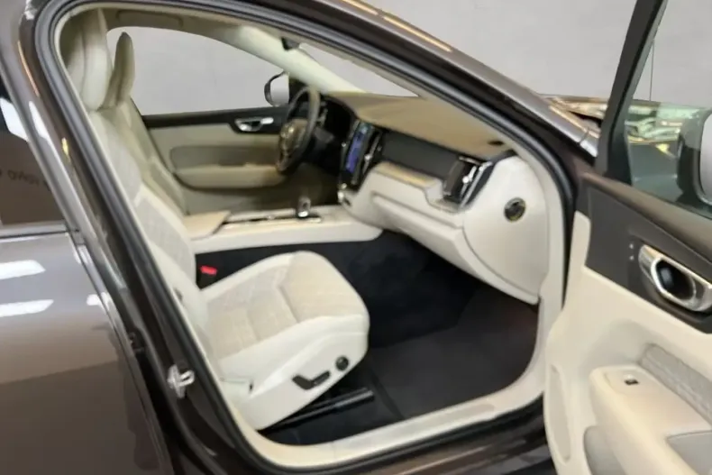 Volvo XC60 din 2024 cu 8.950 km - oferta VOL184967 - foto 6